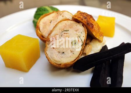 Poulet au maïs avec panure d'amande Banque D'Images