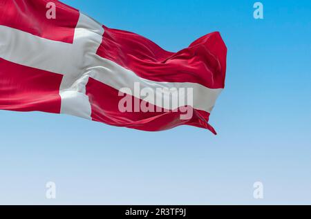 Drapeau national du Danemark agitant dans le vent par temps clair. Banque D'Images