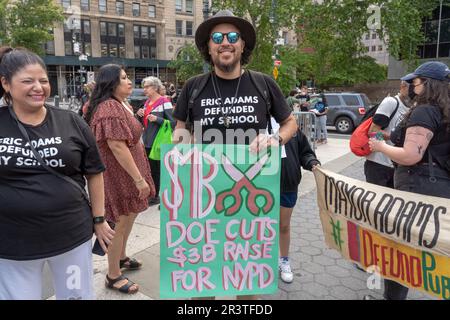 New York, États-Unis. 24th mai 2023. NEW YORK, NEW YORK - 24 MAI : un manifestant a manifesté contre les réductions budgétaires du ministère de l'Environnement lors d'un rassemblement et d'une marche pour protester contre les réductions budgétaires du maire Eric Adam sur la place Foley à 24 mai 2023 à New York. Le protestataire représentant plusieurs groupes et organisations se réunit au parc Foley Square pour un rassemblement et se présente au parc de l'hôtel de ville pour protester contre les réductions budgétaires du maire Eric Adam. Deux manifestants ont été arrêtés par des policiers du département de police de New York (NYPD). Crédit : Ron Adar/Alay Live News Banque D'Images