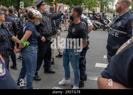 New York, États-Unis. 24th mai 2023. NEW YORK, NEW YORK - 24 MAI : les militants en détention sont emmenés par des officiers du département de police de New York (NYPD) lors d'un rassemblement et d'une marche pour protester contre les réductions budgétaires du maire Eric Adam à l'hôtel de ville de 24 mai 2023 à New York. Le protestataire représentant plusieurs groupes et organisations se réunit au parc Foley Square pour un rassemblement et se présente au parc de l'hôtel de ville pour protester contre les réductions budgétaires du maire Eric Adam. Deux manifestants ont été arrêtés par des policiers du département de police de New York (NYPD). Crédit : Ron Adar/Alay Live News Banque D'Images