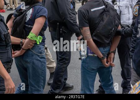 New York, États-Unis. 24th mai 2023. NEW YORK, NEW YORK - 24 MAI : les militants en détention sont emmenés par des officiers du département de police de New York (NYPD) lors d'un rassemblement et d'une marche pour protester contre les réductions budgétaires du maire Eric Adam à l'hôtel de ville de 24 mai 2023 à New York. Le protestataire représentant plusieurs groupes et organisations se réunit au parc Foley Square pour un rassemblement et se présente au parc de l'hôtel de ville pour protester contre les réductions budgétaires du maire Eric Adam. Deux manifestants ont été arrêtés par des policiers du département de police de New York (NYPD). Crédit : Ron Adar/Alay Live News Banque D'Images