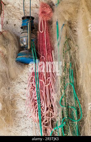 Détail des filets de pêche et des outils de travail à Lago Maggiore, Italie Banque D'Images