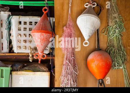 Détail des filets de pêche et des outils de travail à Lago Maggiore, Italie Banque D'Images