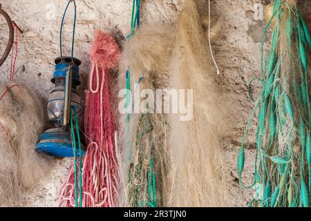 Détail des filets de pêche et des outils de travail à Lago Maggiore, Italie Banque D'Images