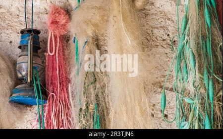 Détail des filets de pêche et des outils de travail à Lago Maggiore, Italie Banque D'Images