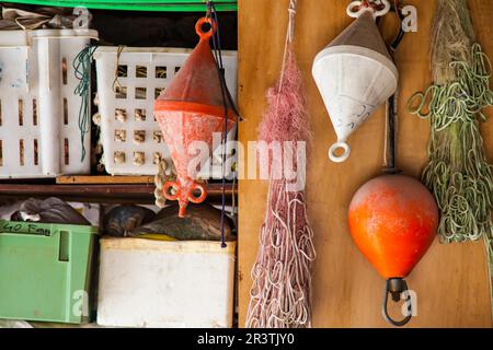 Détail des filets de pêche et des outils de travail à Lago Maggiore, Italie Banque D'Images