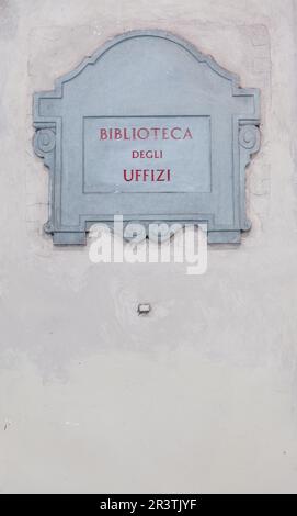 Visite à proximité de l'entrée principale de la Biblioteca degli Uffizi (bibliothèque Uffizi), Florence, Italie Banque D'Images