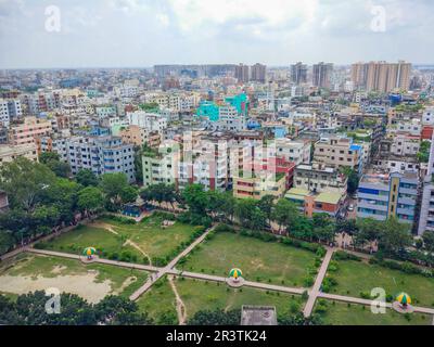 Dhaka, Bangladesh. Urbanisation. Vue aérienne de Mohammadpur, Dhaka. Perspective différente de la vie. Vue aérienne d'un parc entre les bâtiments Banque D'Images