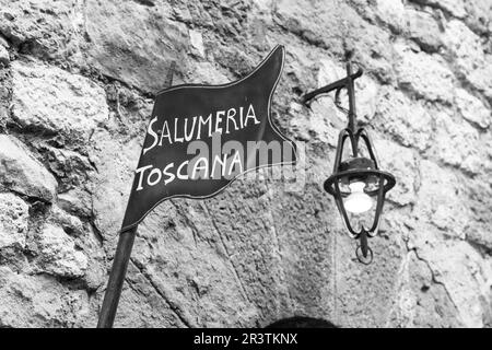 La toscane, italie. Boucherie traditionnelle streetsign sur un vieux mur Banque D'Images