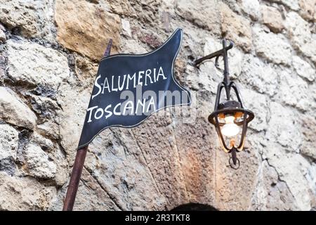 La toscane, italie. Boucherie traditionnelle streetsign sur un vieux mur Banque D'Images