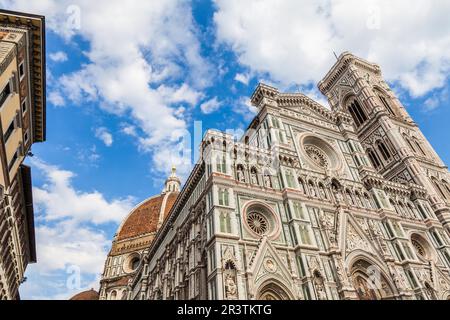 Florence, Italie. Détail de la cathédrale au cours d'une journée ensoleillée mais sans ombre sur la façade (très rare !) Banque D'Images