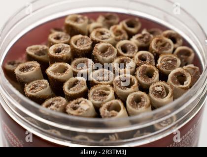 Rouleaux de cachets au chocolat isolés sur fond blanc. Banque D'Images