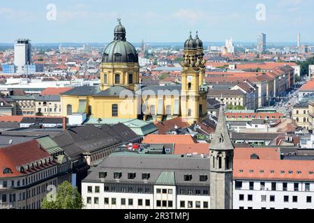 Vue aérienne sur Munich et l'église baroque de la Théatine Banque D'Images