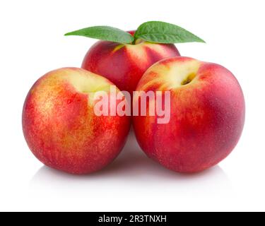 Trois pêche mûre (nectarine) fruits isolé sur fond blanc Banque D'Images