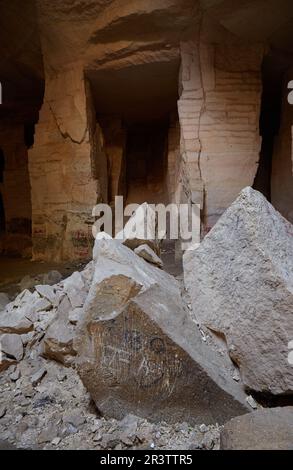 Les grottes de Bazda, à Urfa, en Turquie, d'où les anciens constructeurs ont fait des carrières de calcaire pour toute la région Banque D'Images