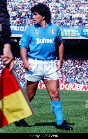 Diego Armando MARADONA (SSC Napoli) devant le linesman Banque D'Images