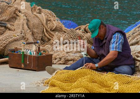 Mallorca, Cala Figuera, Santanyi, pêcheurs réparant leurs filets de pêche. Majorque, Iles Baléares, Espagne Banque D'Images