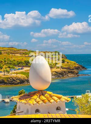 L'immense oeuf blanc sur le toit de la maison de Salvador Dali en Espagne Banque D'Images