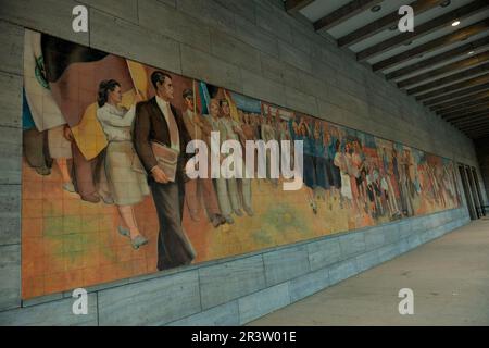 Wall Frieze, Ministère fédéral des Finances, Vision of Socialism, Leipziger Strasse, Berlin, Allemagne Banque D'Images