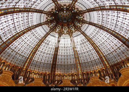 Dôme en verre dans la boutique phare des Galeries Lafayette, Paris, France Banque D'Images