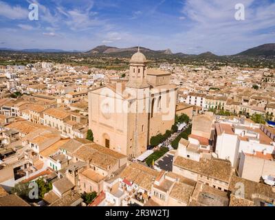 Vue sur le village de Llucmajor et l'église paroissiale de Sant Miquel Banque D'Images