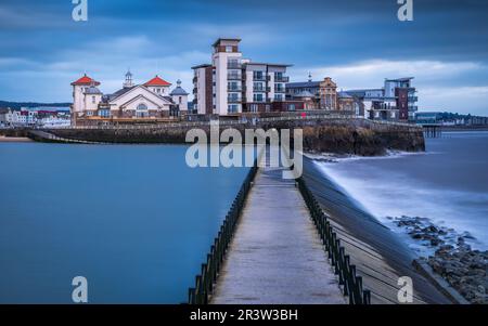 L'île KNightstone et le mur de mer du lac marin à Weston super Mare. Banque D'Images