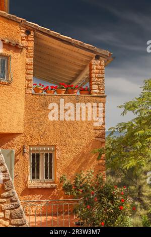 Maisons colorées à Roussillon, Vaucluse, Provence, Sud de la France Banque D'Images