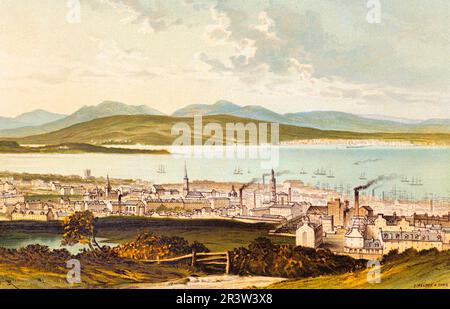 Ville de Greenock, quartier d'Inverclyde, estuaire de Clyde, montagnes, chaînes de montagnes, rivage, d'en haut, église, usines, cheminées fumeurs Banque D'Images