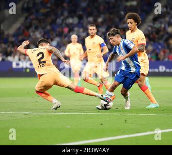 Sabadell, Barcelone, Espagne. 24th mai 2023. Barcelone Espagne 24.05.2023 Nico Melamed (Espanyol) et José Maria Gimenez (Atletico Madrid) se battent pour le ballon pendant la Liga Santander entre Espanyol et Atletico Madrid au stade RCDE le 24 mai 2023 à Barcelone. (Credit image: © Xavi Urgeles/ZUMA Press Wire) USAGE ÉDITORIAL SEULEMENT! Non destiné À un usage commercial ! Banque D'Images