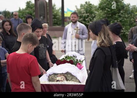 Dnipro, Ukraine. 25th mai 2023. Un enterrement militaire chrétien orthodoxe est tenu dans un cimetière Dnipro pour le militaire ukrainien Oleksandr. Le soldat a été tué trois jours plus tôt par un sniper russe, le 21st mai, à Novoselivka, oblast de Kharkiv. Crédit : Mihir Melwani/Alay Live News Banque D'Images