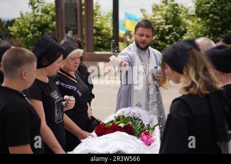 Dnipro, Ukraine. 25th mai 2023. Un enterrement militaire chrétien orthodoxe est tenu dans un cimetière Dnipro pour le militaire ukrainien Oleksandr. Le soldat a été tué trois jours plus tôt par un sniper russe, le 21st mai, à Novoselivka, oblast de Kharkiv. Crédit : Mihir Melwani/Alay Live News Banque D'Images