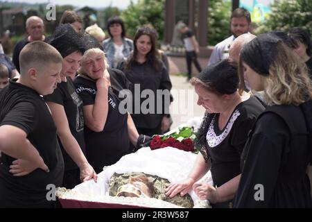 Dnipro, Ukraine. 25th mai 2023. Un enterrement militaire chrétien orthodoxe est tenu dans un cimetière Dnipro pour le militaire ukrainien Oleksandr. Le soldat a été tué trois jours plus tôt par un sniper russe, le 21st mai, à Novoselivka, oblast de Kharkiv. Crédit : Mihir Melwani/Alay Live News Banque D'Images