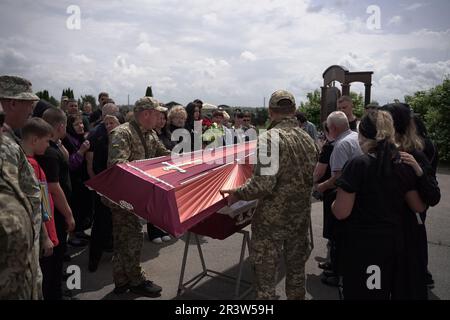 Dnipro, Ukraine. 25th mai 2023. Un enterrement militaire chrétien orthodoxe est tenu dans un cimetière Dnipro pour le militaire ukrainien Oleksandr. Le soldat a été tué trois jours plus tôt par un sniper russe, le 21st mai, à Novoselivka, oblast de Kharkiv. Crédit : Mihir Melwani/Alay Live News Banque D'Images