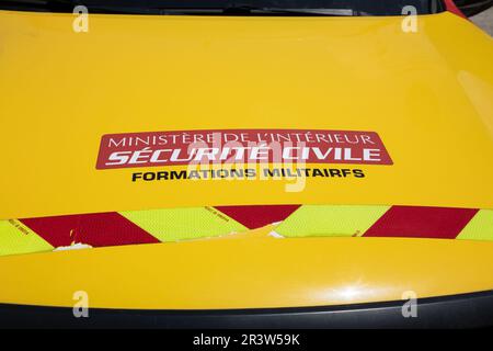 Bordeaux , Aquitaine France - 05 19 2023 : securite civile formations militaires logo marque et texte signe avant sur la voiture militaire française van France de Banque D'Images