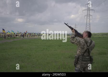 Dnipro, Ukraine. 25th mai 2023. Un enterrement militaire chrétien orthodoxe est tenu dans un cimetière Dnipro pour le militaire ukrainien Oleksandr. Le soldat a été tué trois jours plus tôt par un sniper russe, le 21st mai, à Novoselivka, oblast de Kharkiv. Crédit : Mihir Melwani/Alay Live News Banque D'Images