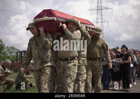 Dnipro, Ukraine. 25th mai 2023. Un enterrement militaire chrétien orthodoxe est tenu dans un cimetière Dnipro pour le militaire ukrainien Oleksandr. Le soldat a été tué trois jours plus tôt par un sniper russe, le 21st mai, à Novoselivka, oblast de Kharkiv. Crédit : Mihir Melwani/Alay Live News Banque D'Images