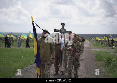 Dnipro, Ukraine. 25th mai 2023. Un enterrement militaire chrétien orthodoxe est tenu dans un cimetière Dnipro pour le militaire ukrainien Oleksandr. Le soldat a été tué trois jours plus tôt par un sniper russe, le 21st mai, à Novoselivka, oblast de Kharkiv. Crédit : Mihir Melwani/Alay Live News Banque D'Images