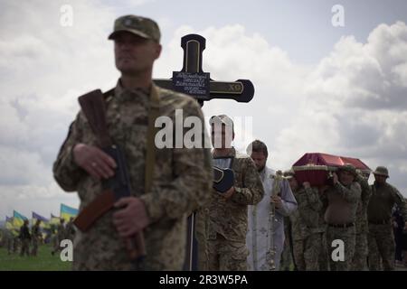 Dnipro, Ukraine. 25th mai 2023. Un enterrement militaire chrétien orthodoxe est tenu dans un cimetière Dnipro pour le militaire ukrainien Oleksandr. Le soldat a été tué trois jours plus tôt par un sniper russe, le 21st mai, à Novoselivka, oblast de Kharkiv. Crédit : Mihir Melwani/Alay Live News Banque D'Images