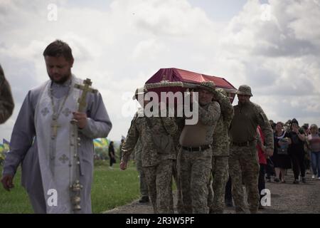 Dnipro, Ukraine. 25th mai 2023. Un enterrement militaire chrétien orthodoxe est tenu dans un cimetière Dnipro pour le militaire ukrainien Oleksandr. Le soldat a été tué trois jours plus tôt par un sniper russe, le 21st mai, à Novoselivka, oblast de Kharkiv. Crédit : Mihir Melwani/Alay Live News Banque D'Images