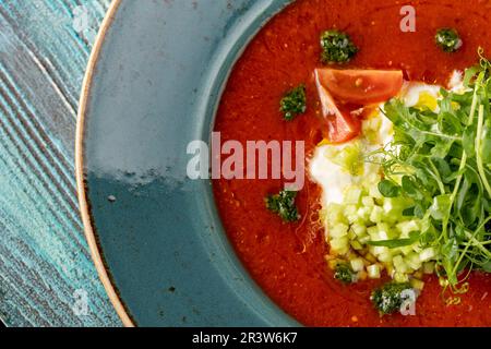 soupe chaude de tomates fraîches avec pesto, légumes et microverts. Plats originaux du chef du restaurant Banque D'Images