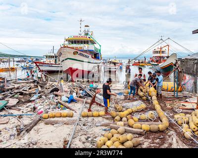 Chantier naval de base sur la plage de Tinoto, Maasim, situé dans la province de Sarangani aux Philippines. Banque D'Images