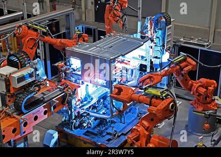 Munich, Allemagne. 25th mai 2023. Premier trimestre de 2023-l'économie allemande glisse dans les ARCHIVES de la récession PHOTO: La production de camions à L'HOMME redémarre. La production a été maintenue pendant six semaines en raison des échecs de livraison dus à la guerre d'Ukraine. Soudage, soudage de la cabine conducteur. Fabrication, chaîne de montage, robotique, ABB, Leoni. Camions, industrie automobile, voiture, marque automobile, production automobile, construction de carrosserie, carrosserie, construction automobile, production de chaînes de montage, production, Fabrication, chaîne de montage, dans l'usine MAN de Munich sur 25 avril 2022 ? Credit: dpa/Alay Live News Banque D'Images