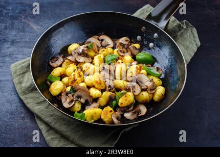 Les gnocchi traditionnels italiens patate aux champignons en gros plan dans une poêle avec espace de copie Banque D'Images