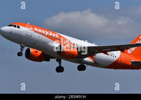 EasyJet Airbus A319-111 (G-EZAO) avion passager décollage / départ de l'aéroport de Bristol le 24th mai 2023 Banque D'Images