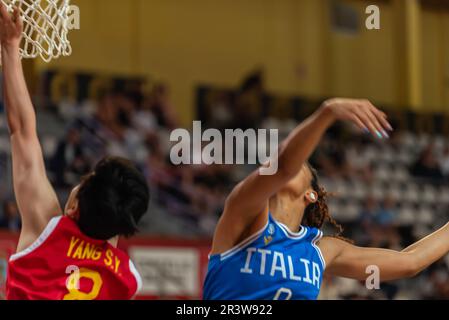 Vigo, Espagne. 24th mai 2023. le joueur italien Keys tente un bloc sur un tir entrant par le joueur chinois Yang. Credit: xan gasalla / Alamy Live News Banque D'Images