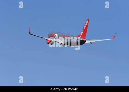 Un avion Jet2.com monte dans un ciel bleu vif, quittant l'aéroport de Bristol pour des aventures ensoleillées le 24 mai 2023. Banque D'Images