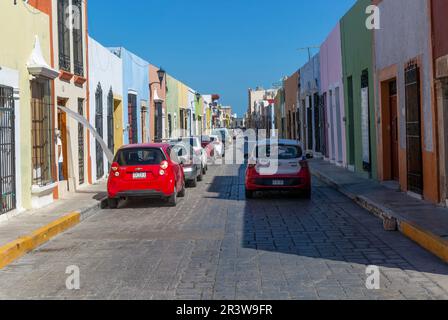 Rue avec voitures garées et taxi, hauts en couleur bâtiments coloniaux espagnols, centre-ville de Campeche, État de Campeche, Mexic Banque D'Images