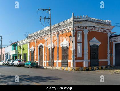 Architecture coloniale espagnole de bâtiments à Barrio San Roman, ville de Campeche, État de Campeche, Mexique Banque D'Images