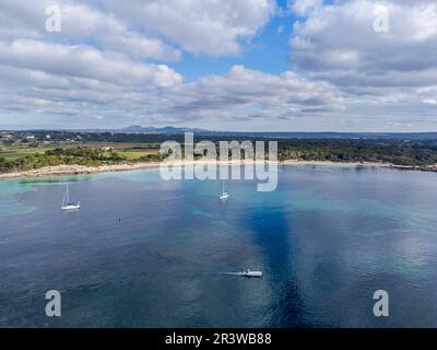 Yacht à voile ancré en face de la plage es Dolà§ Banque D'Images