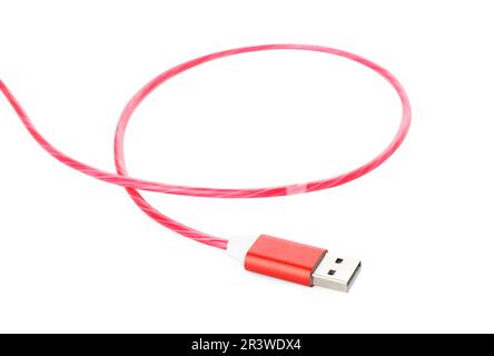 Câble USB rouge isolé sur blanc. Technologie moderne Banque D'Images